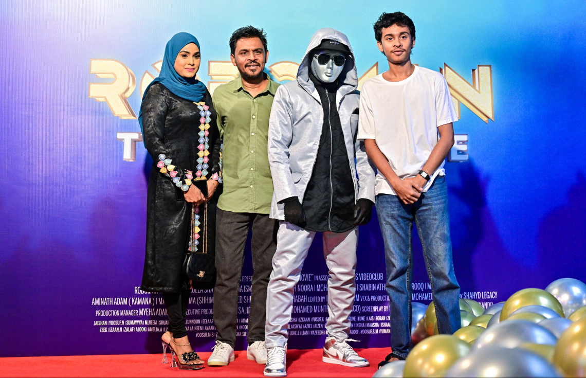 ކުޑަކުދިންގެ ފިލްމް "ރޮބޯމޭން: ދަ މޫވީ"ގެ ރެޑްކާޕެޓް: ރޮބޯމޭންއާ އެކު ފިލްމުގައި މުހިންމު ރޯލެއް ކުޅޭ އައިމިނަތު ނޫރާ އާއި ޑައިރެކްޓަރު އިބްރާހިމް ވިސާމް (ކަނޑި).-- ފޮޓޯ: ފަޔާޒް މޫސާ | މިހާރު