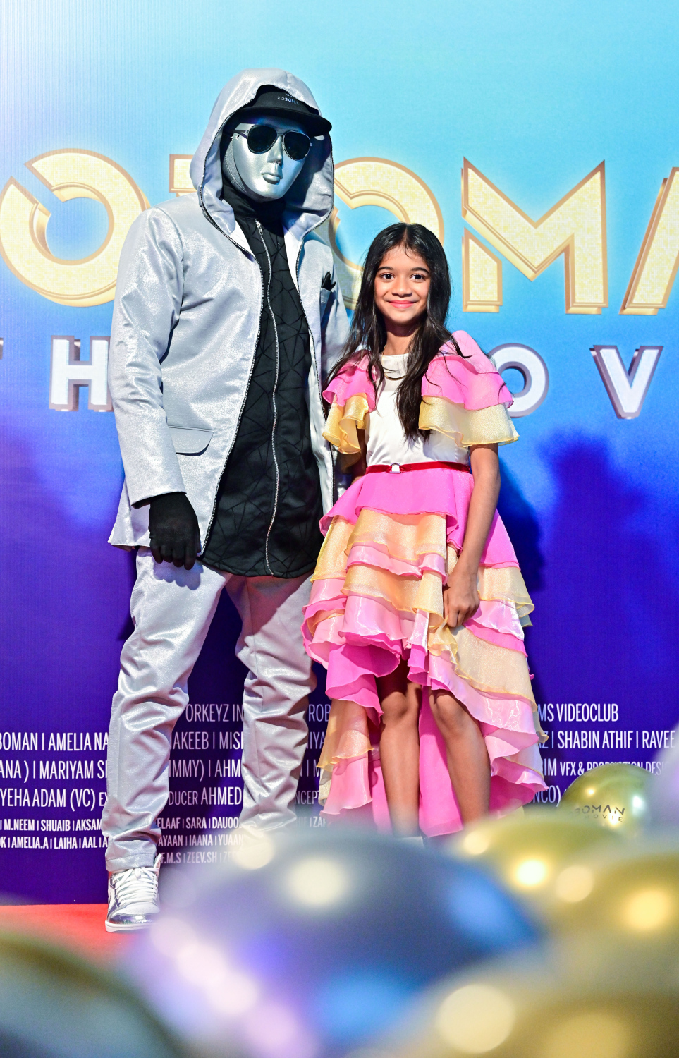 ކުޑަކުދިންގެ ފިލްމް "ރޮބޯމޭން: ދަ މޫވީ"ގެ ރެޑްކާޕެޓް: ރޮބޯމޭން އާއި ފިލްމުގައި ލީޑު ރޯލު ކުޅޭ މިޝާ އިސްމާއިލް ނިޔާޒް.-- ފޮޓޯ: ފަޔާޒް މޫސާ | މިހާރު