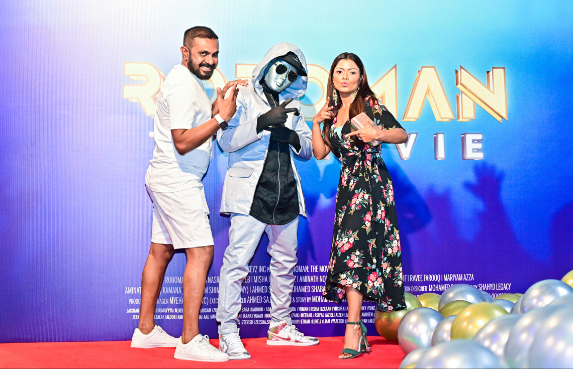 ކުޑަކުދިންގެ ފިލްމް "ރޮބޯމޭން: ދަ މޫވީ"ގެ ރެޑްކާޕެޓް: ރޮބޯމޭންއާ އެކު ފިލްމީ ތަރިން ކަމަށްވާ އަބްދުﷲ މުއާޒާއި އޭނާގެ އަންހެނުން އަދި އެކްޓްރެސް މަރިޔަމް އައްޒަ.-- ފޮޓޯ: ފަޔާޒް މޫސާ | މިހާރު