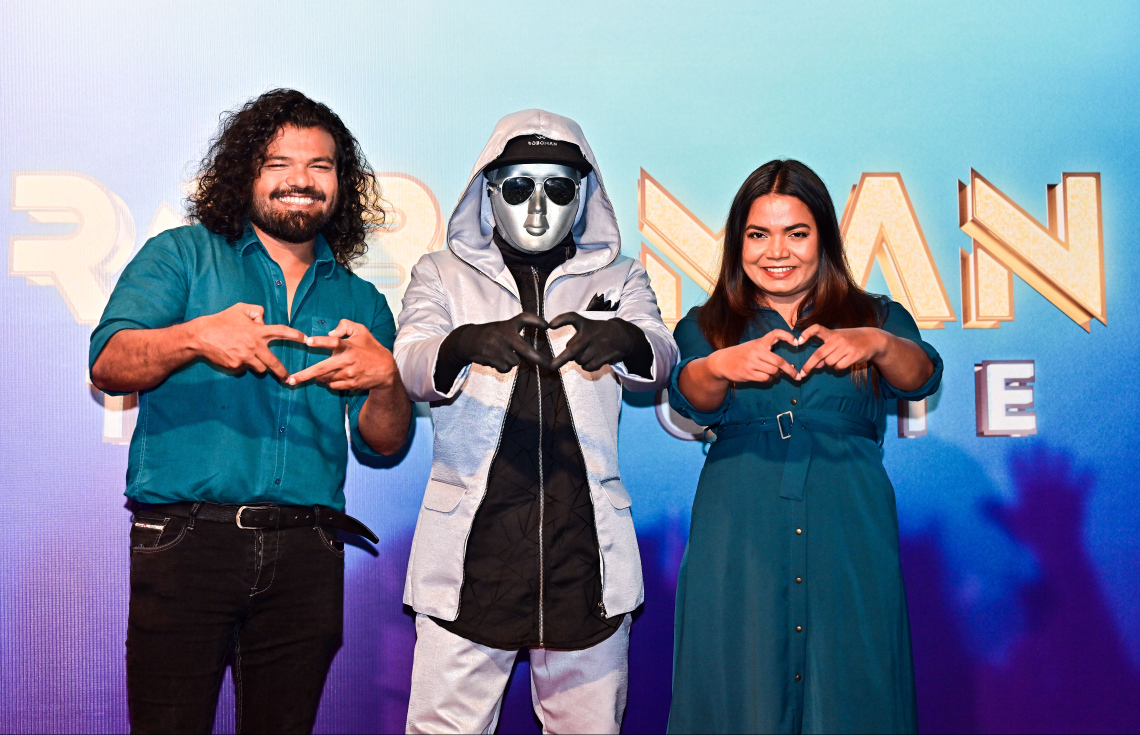 ކުޑަކުދިންގެ ފިލްމް "ރޮބޯމޭން: ދަ މޫވީ"ގެ ރެޑްކާޕެޓް: ރޮބޯމޭންއާ އެކު ފިލްމީ ތަރިން ކަމަށްވާ އަހްމަދު އިފްނާޒް ފިރާގާއި އޭނާގެ އަންހެނުން ތާތި އާދަމް.-- ފޮޓޯ: ފަޔާޒް މޫސާ | މިހާރު