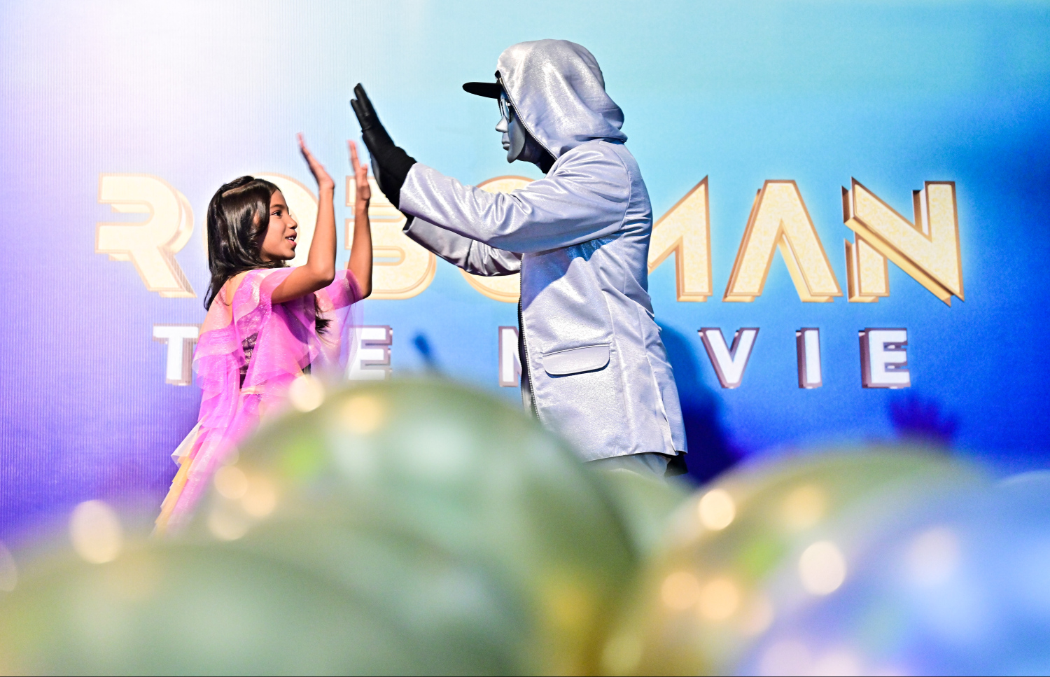 ކުޑަކުދިންގެ ފިލްމް "ރޮބޯމޭން: ދަ މޫވީ"ގެ ރެޑްކާޕެޓް: ރޮބޯމޭން އާއި ފިލްމުގައި ލީޑު ރޯލު ކުޅޭ އަމީލިއާ ނަސްރުﷲ ޝަކީބް.-- ފޮޓޯ: ފަޔާޒް މޫސާ | މިހާރު