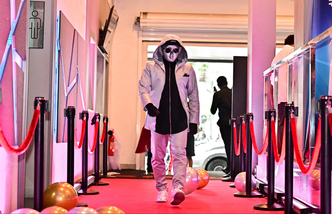 ކުޑަކުދިންގެ ފިލްމް "ރޮބޯމޭން: ދަ މޫވީ" ރެޑްކާޕެޓްގައި ރޮބޯމޭން.-- ފޮޓޯ: ފަޔާޒް މޫސާ | މިހާރު