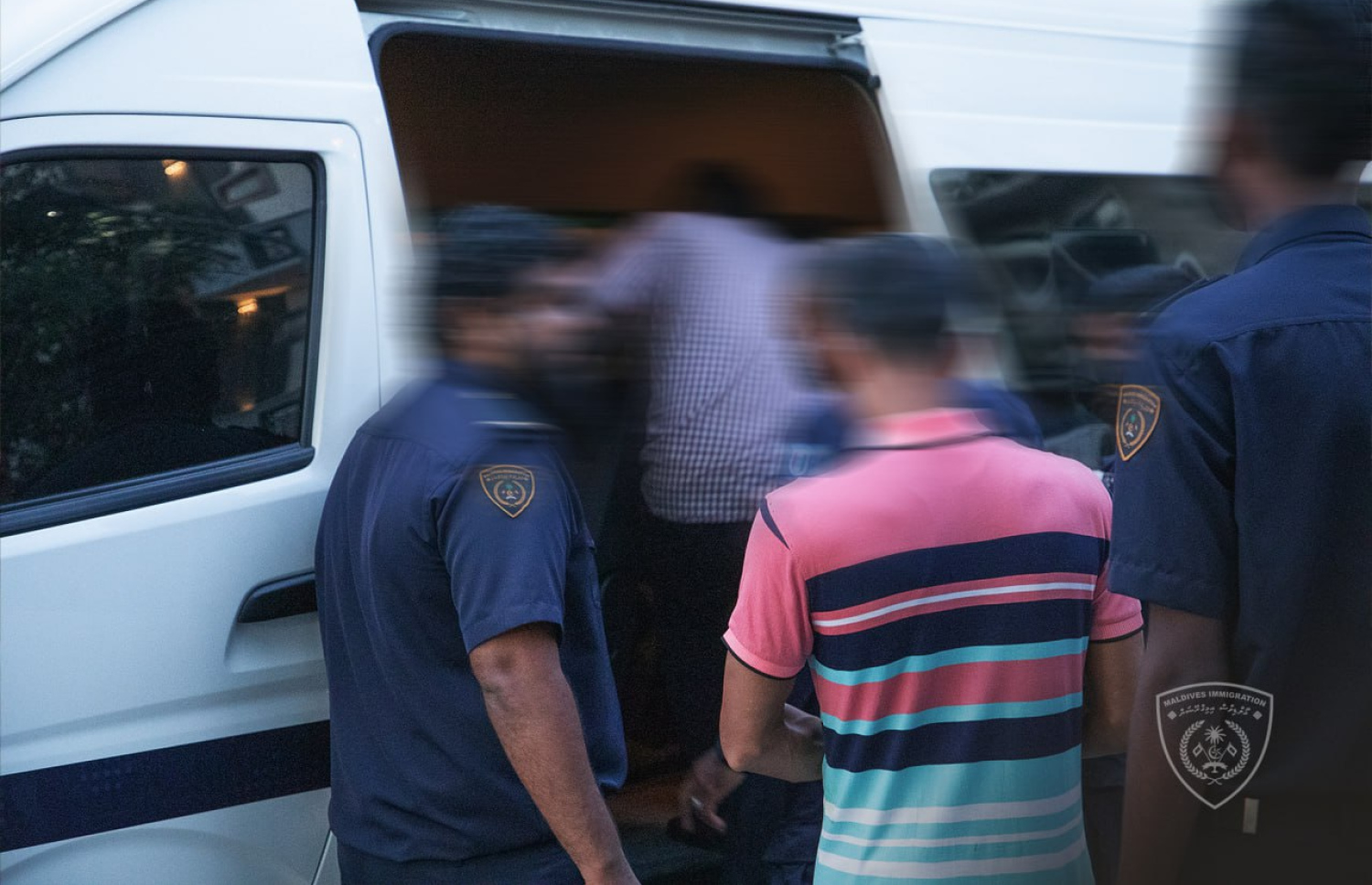 ގަވާއިދާ ހިލާފަށް ރާއްޖޭގައި އުޅޭ ބިދޭސީއަކު އިމިގްރޭޝަންގެ ބެލުމުގެ ދަށަށް ގެންދިއުމަށް ވޭނަކަށް އަރުވަނީ.-- ފޮޓޯ: އިމިގްރޭޝަން