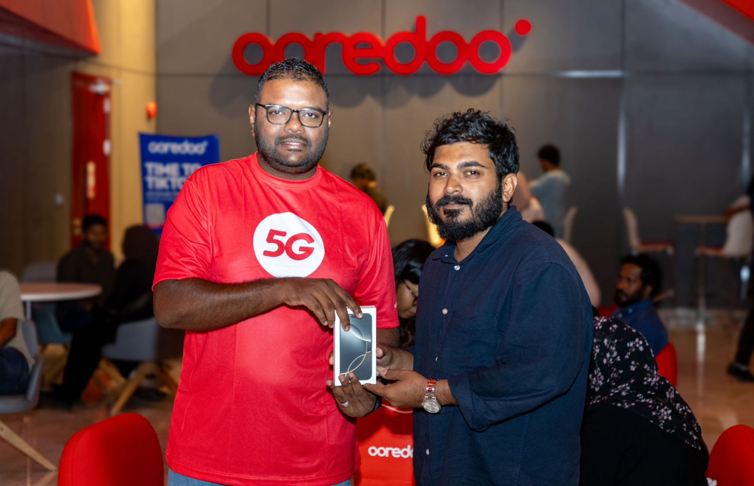 އުރީދޫ މެދުވެރިކޮށް އައި ފޯނު ލިބުނު ކަސްޓަމަރަކާ ފޯނު ހަވާލުކުރަނީ.