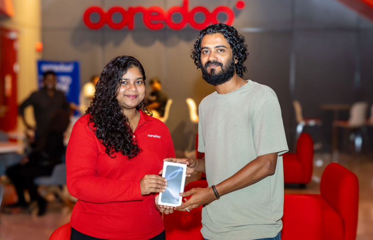 އައިފޯނު 16 ޕްރީއޯޑަރު ކުރި ކަސްޓަމަރުންނަށް ފޯނު ދީފި