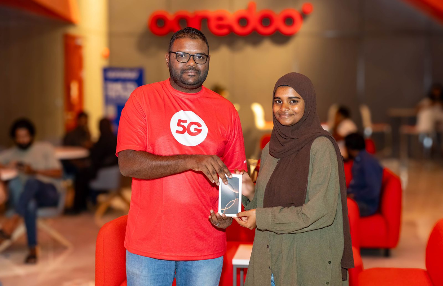 އުރީދޫ މެދުވެރިކޮށް އައި ފޯނު ލިބުނު ކަސްޓަމަރަކާ ފޯނު ހަވާލުކުރަނީ.