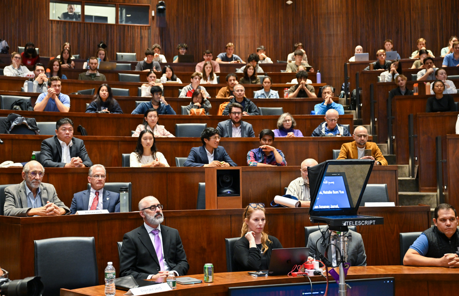 ރައީސް މުއިއްޒު އެމެރިކާގެ ޕްރިންސްޓަން ޔުނިވާސިޓީގައި ދެއްކެވި ވާހަކަފުޅު އަޑުއަހަން ހާޒިރުވި ބައެއް މީހުން.---ފޮޓޯ: ރައީސް އޮފީސް