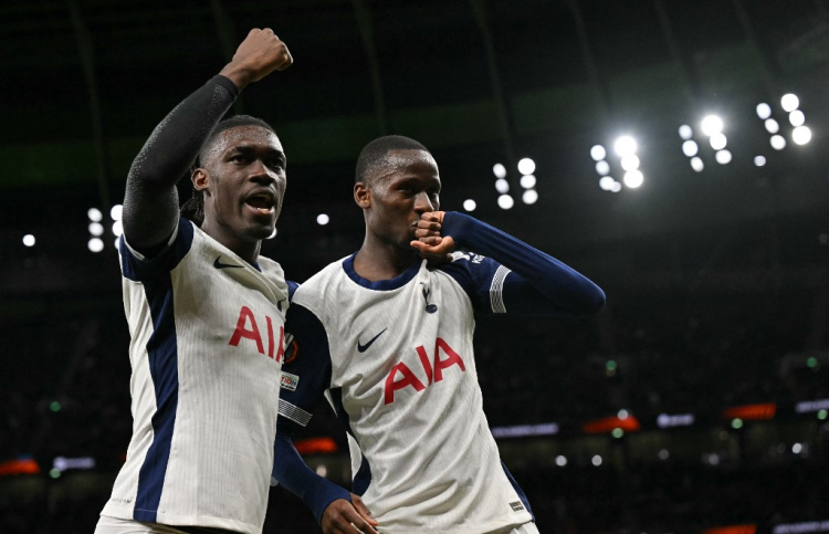 ޓޮޓެންހަމް އިން ފުރަތަމަ މެޗު ކާމިޔާބުކޮށްފި