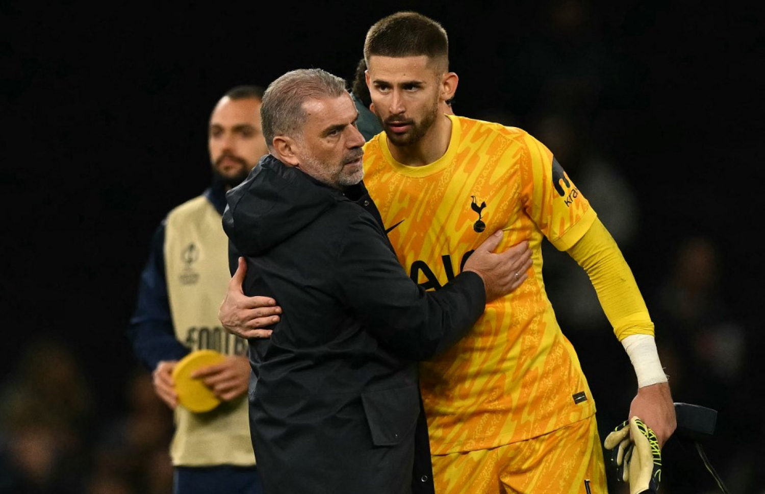 ޓޮޓެންހަމްގެ ކީޕަރު ވިސާރިއޯ އާއި ކޯޗު ޕޮސްޓެކޮގްލޫ، މެޗަށް ފަހު.-- ފޮޓޯ: އޭއެފްޕީ