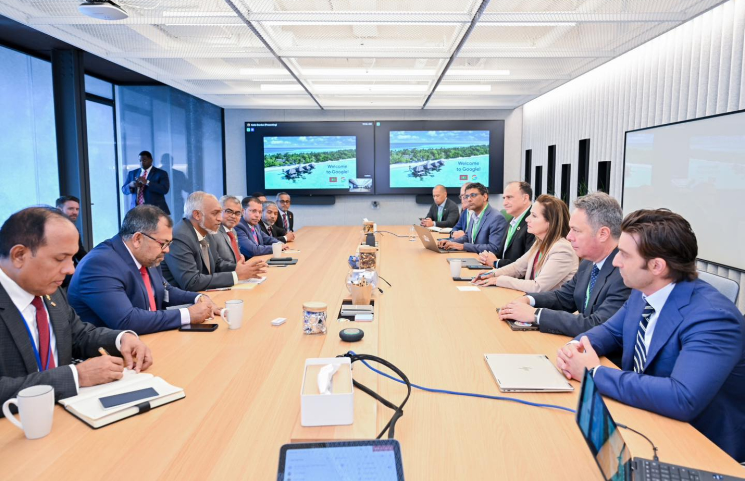 ރައީސް ޑރ. މުހައްމަދު މުއިއްޒު ނިއުޔޯކުގައި ހުންނަ، ގޫގަލް އޮފީހުގެ އިސްވެރިންނާ ބައްދަލުކުރެއްވުން.