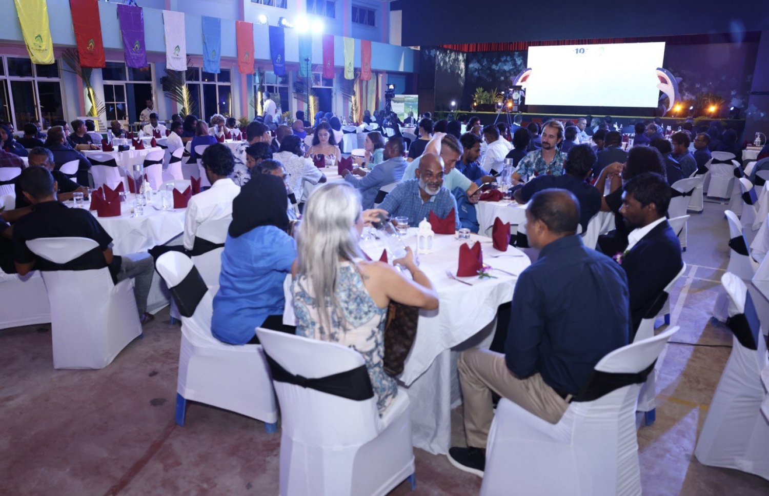 ބައިނަލްގްވާމީ ޓޫރިޒަމް ދުވަސް ފާހަގަކުރަން ފުވައްމުލަކުގައި ބޭއްވި ޖަލްސާގައި ބައިވެރިވި ބައެއް މީހުން.