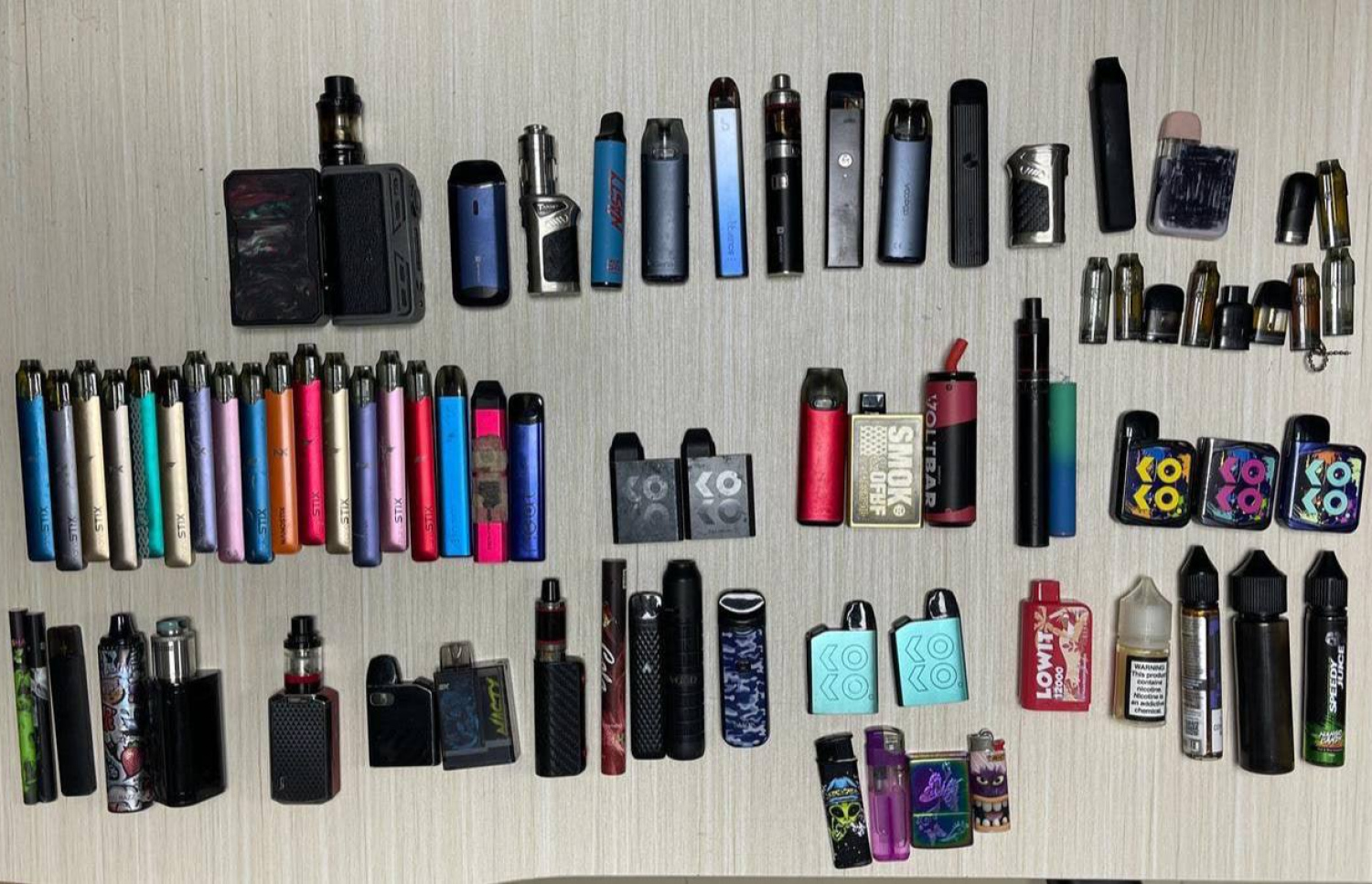 މާލެ ސްކޫލަކުން ހަފުތާއެއްގެ ތެރޭގައި އަތުލައިގަތް ވޭޕް ސްޓިކްތަކެއް. -- ފޮޓޯ | މިނިސްޓްރީ