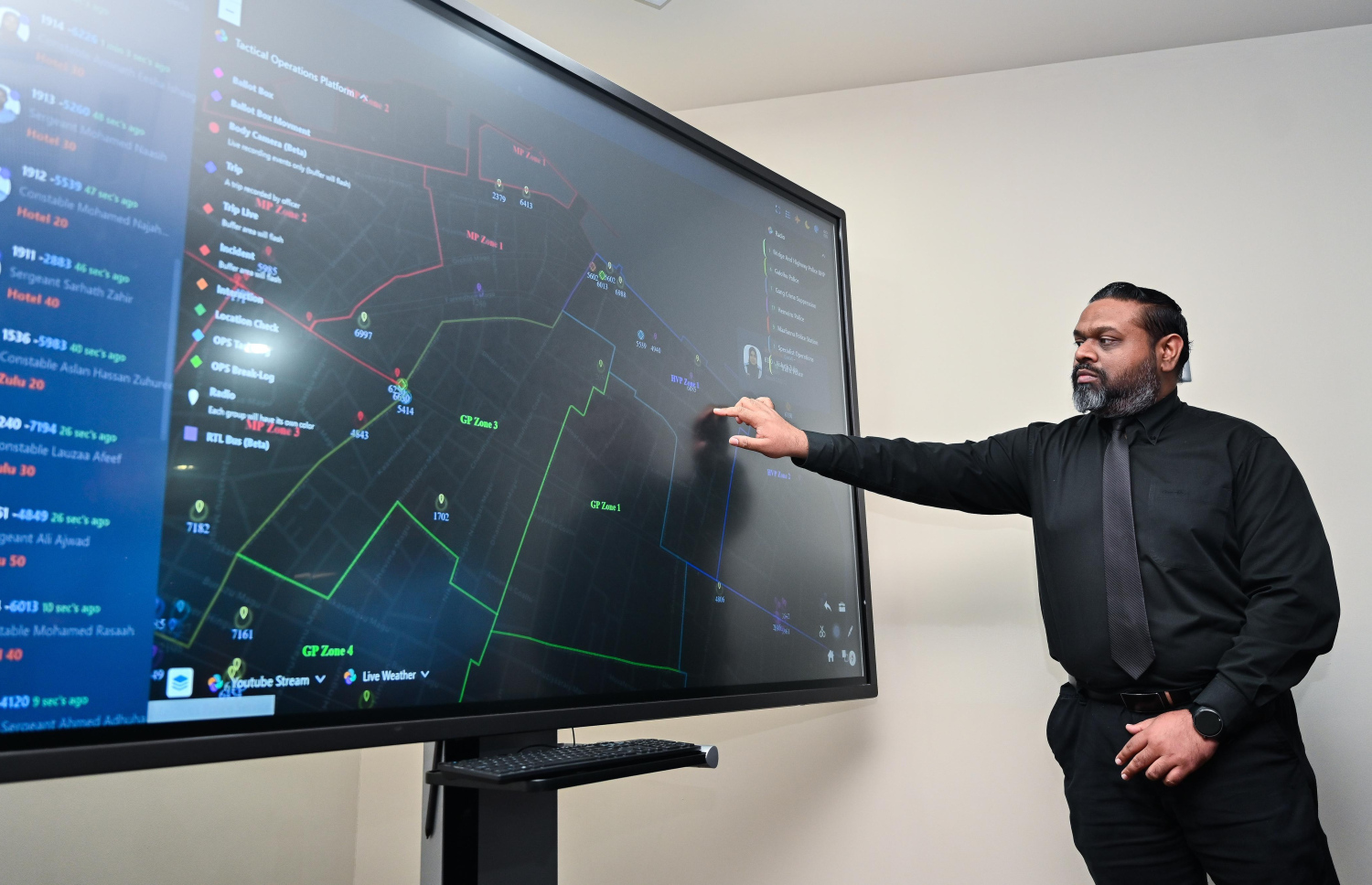 ފުލުހުންގެ ހަރަކާތްތައް މޮނިޓާ ކުރާނެ ގޮތް އިއްޔެ ކިޔައިދެނީ.---ފޮޓޯ: ފަޔާޒު މޫސާ| މިހާރު