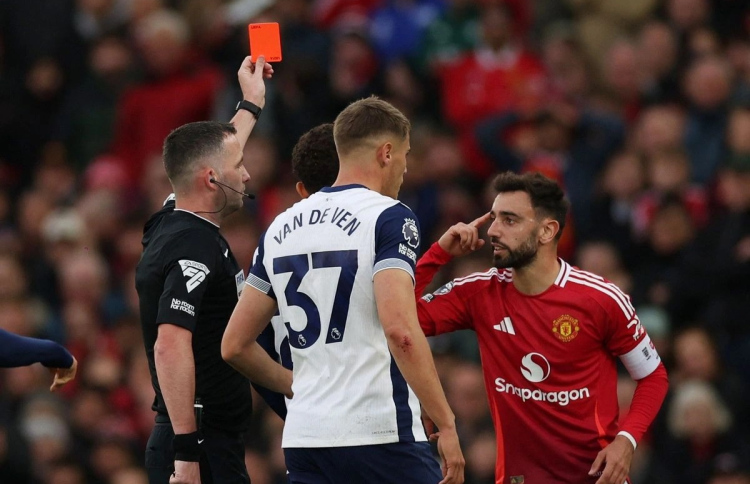 ޔުނައިޓެޑް ބަލިވުމުން ޓެން ހާގަށް ގޯސްވީ ރަތް ކާޑު