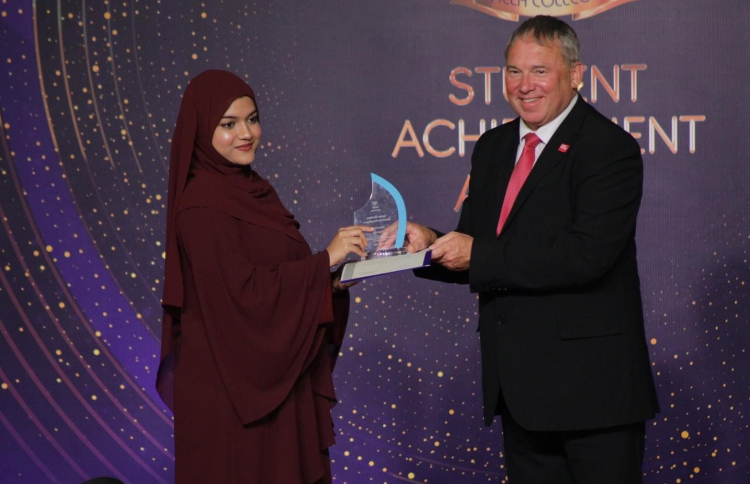 ވިލާ ކޮލެޖުން މަތީ ވަނަ ހޯދި ދަރިވަރުންނަށް އެވޯޑްދީފި