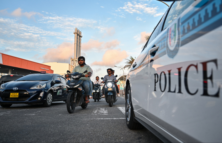 ސިނގިރޭޓްބޭރުކުރުން:އޮފިސަރުންނަށް ތުހުމަތުކުރާތީ ބަލަނީ