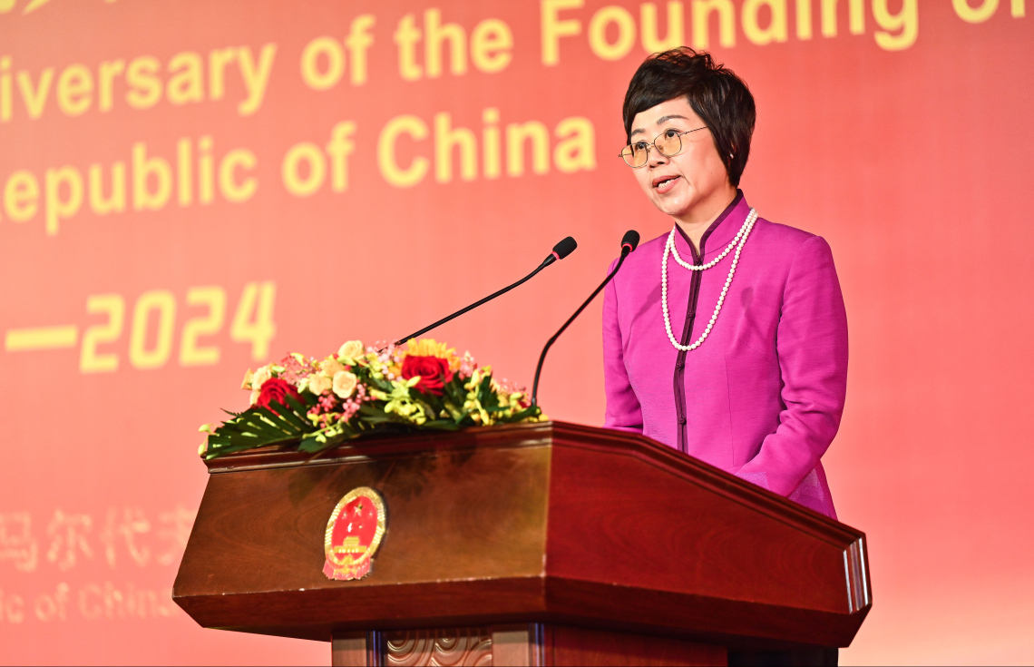 ޗައިނާގެ 75 ވަނަ ގައުމީ ދުވަސް ފާހަގަކުރުމަށް ބޭއްވި ރަސްމިއްޔާތުގައި އެ ގައުމުގެ ސަފީރު ވާންގް ލީޝިން ވާހަކަ ދައްކަވަަނީ.--- ފޮޓޯ: ފަޔާޒު މޫސާ | މިހާރު