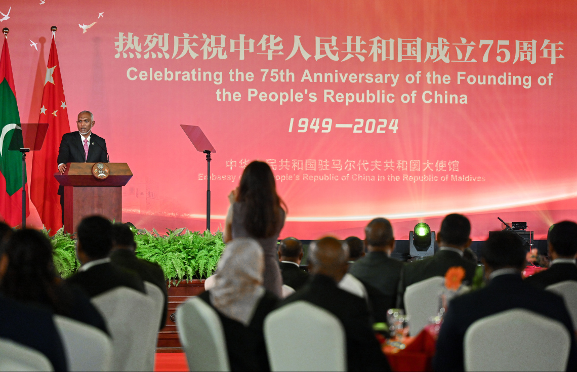 ޗައިނާގެ 75 ވަނަ ގައުމީ ދުވަސް ފާހަގަކުރުމަށް ބޭއްވި ރަސްމިއްޔާތުގައި ރައީސް މުއިއްޒު ވާހަކަފުޅު ދައްކަވަނީ: ޗައިނާއަކީ ރާއްޖޭގެ ތަރައްގީގެ ދަތުރުގެ މުހިންމު އެއް ބައިވެރިއެއް ކަމަށާއި ދެ ގައުމުގެ ގުޅުން ކުރިމަގުގައި އިތުރަށް ބަދަހިވާނެ ކަމުގެ ޔަގީން އެބައޮތް ކަމަށް ރައީސް ވިދާޅުވި.--- ފޮޓޯ: ފަޔާޒު މޫސާ | މިހާރު