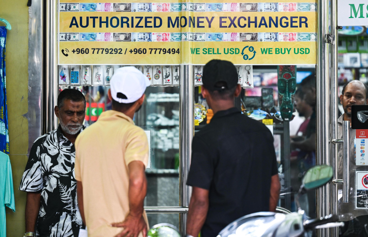 ވިޔަފާރިތަކުން ޑޮލަރުމާރުކުރުން ލާޒިމްވާ ބިލް ފާސްކޮށްފި