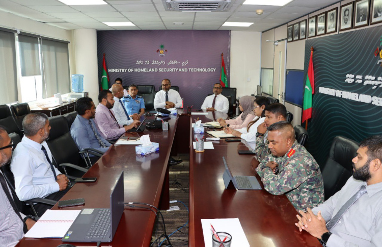 ކުއްލި ހާލަތުގައި ގުޅަން 911 ތައާރަފް ކުރަނީ