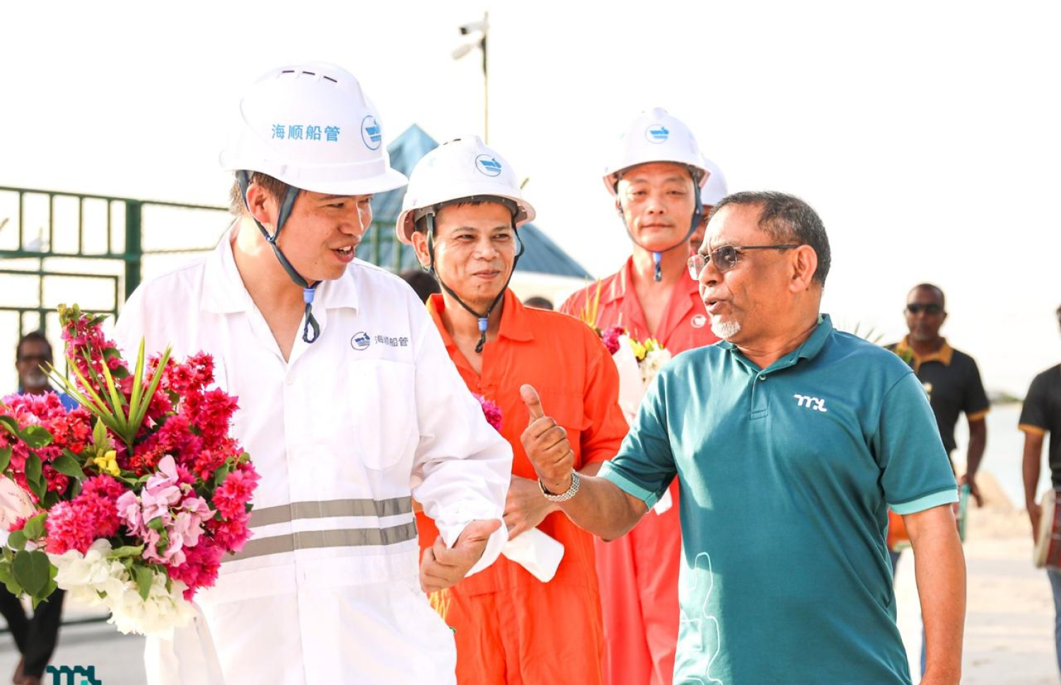 އުތުރު މެރިޓައިމް ސާވިސް (ޔޫއެމްސީ)ގެ ހިދުމަތް ހޯދުމަށް ރާއްޖެ އައި ޕެނަމާގެ ބޯޓުގެ ފަޅުވެރިން އެމްޕީއެލްގެ އެމްޑީ މުހައްމަދު ވަޖީހުއާ އެކު.-- ފޮޓޯ: އެމްޕީއެލް