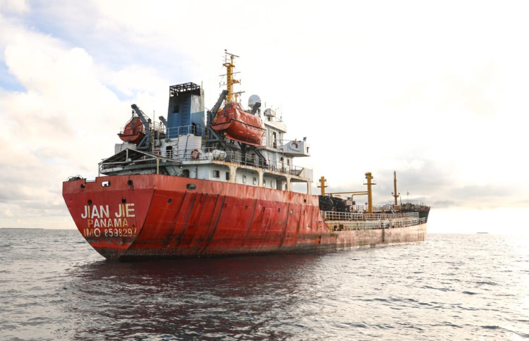 ޕެނަމާގެ ބޯޓު އިހަވަންދިއްޕޮޅުގައި ބަނދަރުކޮށްފި