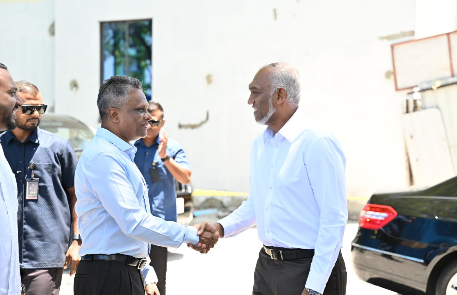 އާ ސަރަހާގެ މިސްކިތް ހުޅުއްވައި ދެއްވަން ރައީސް މުއިއްޒު ވަޑައިގަތުމުން މާލޭގެ މޭޔަރު އާދަމް އާޒިމް މަރުހަބާ ދަންނަވަނީ.