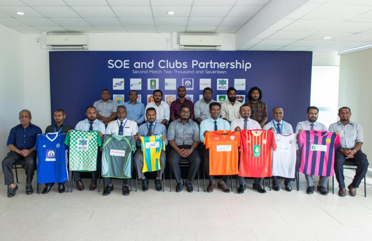 ސަރުކާރު ކުންފުނިތައް މެދުވެރިކޮށް ފުޓްބޯޅައިގެ ފުރަތަމަ ޑިވިޝަނުގެ ކޮންމެ ކްލަބަކަށް ތިން މިލިއަން ރުފިޔާ ދިނުމަށް، ކުންފުނިތަކާ އެކު އެއްބަސްވުމުގައ ސޮއިކުރަން މާޗް 2017 ގައި ބޭއްވި ރަސްމިއްޔާތުގެ ތެރެއިން: އެ އެހީން ވެސް ކްލަބްތައް ހިންގައިގަނެވޭ ގޮތެއް ނުވި --- ފައިލް ފޮޓޯ: އެފްއޭއެމް