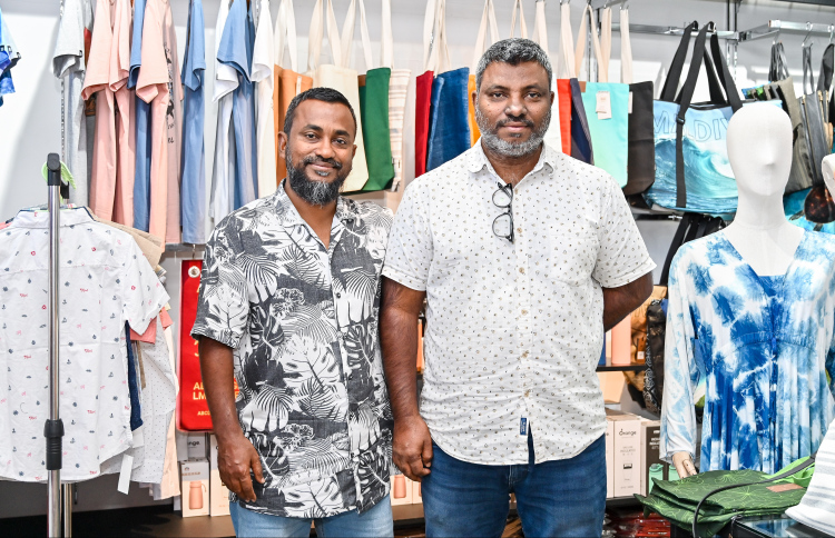 މި ދެބެއިން ބެލި ހުވަފެނުގައި ޖެއްސި ކުލަތައް