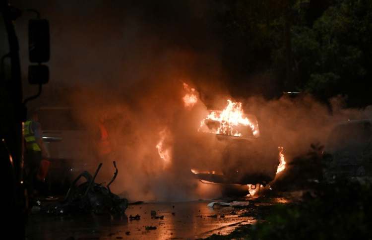 ކަރާޗީ އެއާޕޯޓު ކައިރިން ތެޔޮ ބައުޒަރެއް ގޮއްވާލައިފި