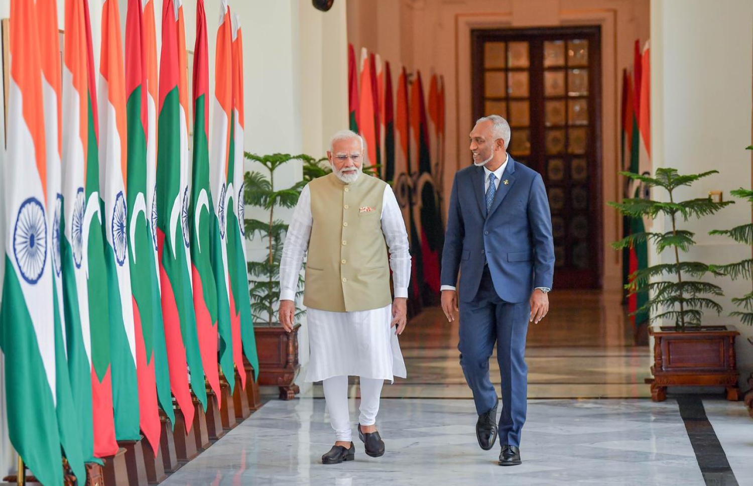 ރައީސް ޑރ. މުހައްމަދު މުއިއްޒާއި އިންޑިއާގެ ބޮޑުވަޒީރު ނަރެންދުރަ މޯދީ. -- ފޮޓޯ | ރައީސް އޮފީސް