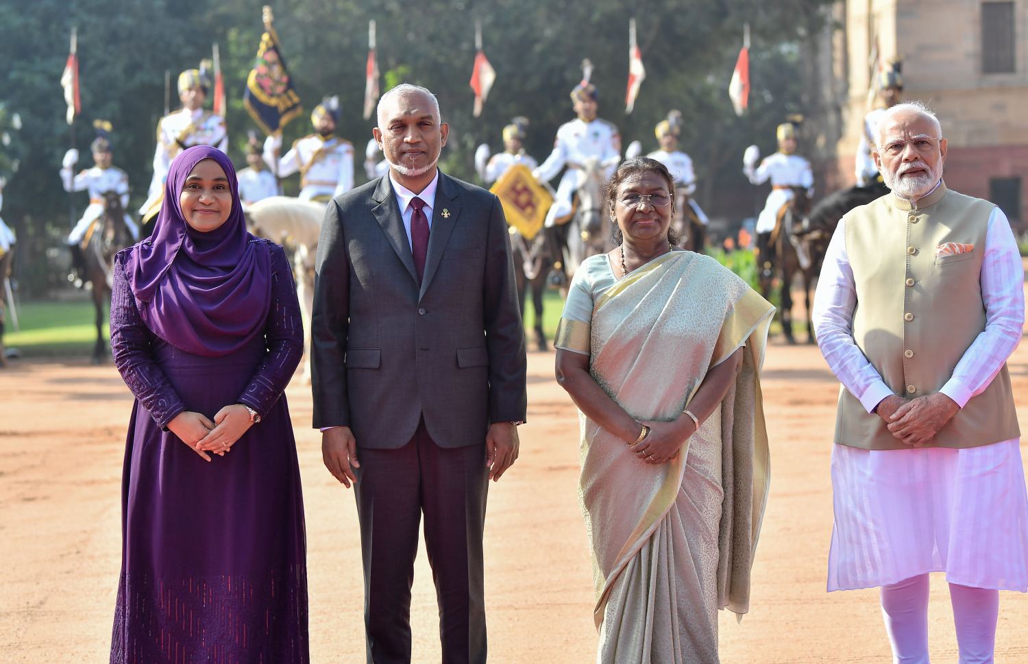 އިންޑިއާ ސަރުކާރުން ރައީސް ޑރ. މުހައްމަދު މުއިއްޒަށް ރަސްމީކޮށް މަރުހަބާ ދެންނެވުމަށް ބޭއްވި ރަސްމިއްޔާތުގައި ބޮޑުވަޒީރު ނަރެންދުރަ މޯދީ އާއި އިންޑިއާގެ ރައީސް ދުރޫޕަދީ މުރުމޫ އާއި ރައީސް މުއިއްޒު އަދި ފަސްޓް ލޭޑީ ސާޖިދާ މުހައްމަދު ފޮޓޯއަކަށް ހުއްޓިވަޑައިގެން .-- ފޮޓޯ: ރައީސް އޮފީސް