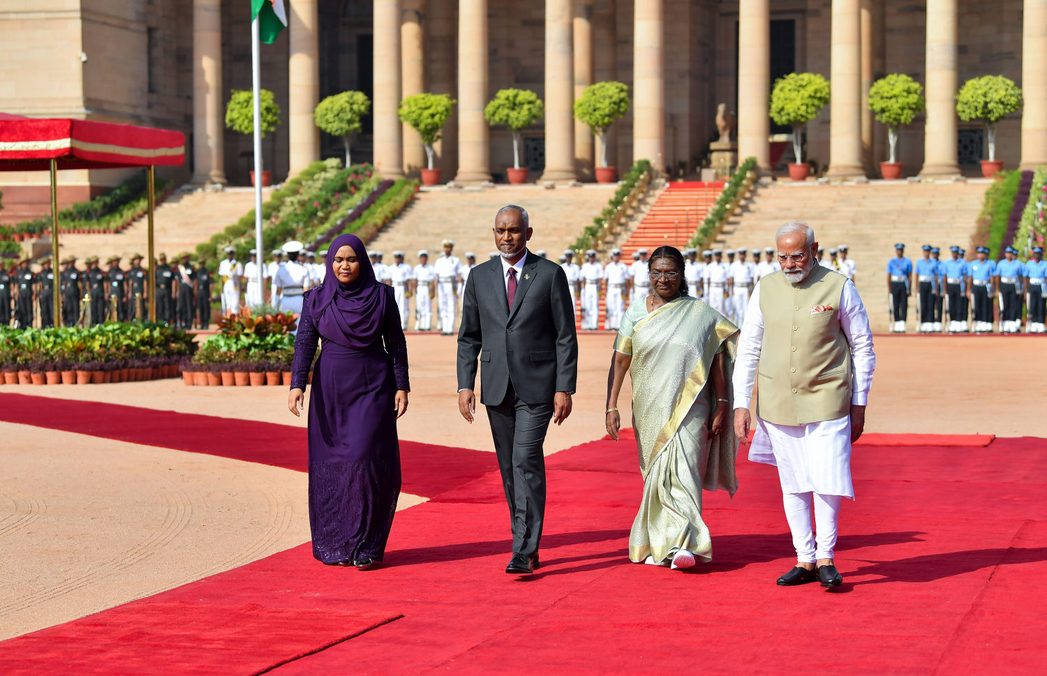 އިންޑިއާ ސަރުކާރުން ރައީސް ޑރ. މުހައްމަދު މުއިއްޒަށް ރަސްމީކޮށް މަރުހަބާ ދެންނެވުމަށް އިއްޔެ ބޭއްވި ރަސްމިއްޔާތުގައި ބޮޑުވަޒީރު ނަރެންދުރަ މޯދީ އާއި އިންޑިއާގެ ރައީސް ދުރޫޕަދީ މުރުމޫ އާއި ރައީސް މުއިއްޒު އަދި ފަސްޓް ލޭޑީ ސާޖިދާ މުހައްމަދު .-- ފޮޓޯ: ރައީސް އޮފީސް