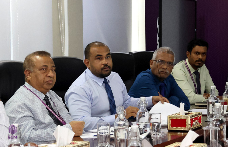 ހުރިހާ ޕާޓީތަކަށް ފައިސާ ދޭން ގާނޫނު ބަދަލުކުރަނީ