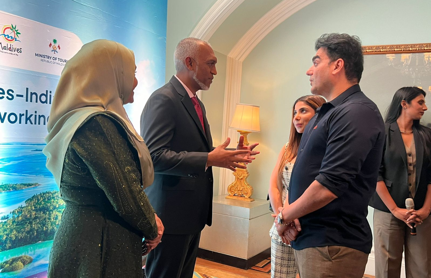 އަރްބާޒް ހާން އާއި އޭނާގެ އަންހެނުން އަދި މޭކަޕް އާޓިސްޓް ޝުރާ ހާންއާ ރައީސްގެ ދެކަނބަލުން މިއަދު ވާހަކަފުޅު ދައްކަވަނީ.---ފޮޓޯ: އަހުމަދު ހަމްދޫން| މިހާރު