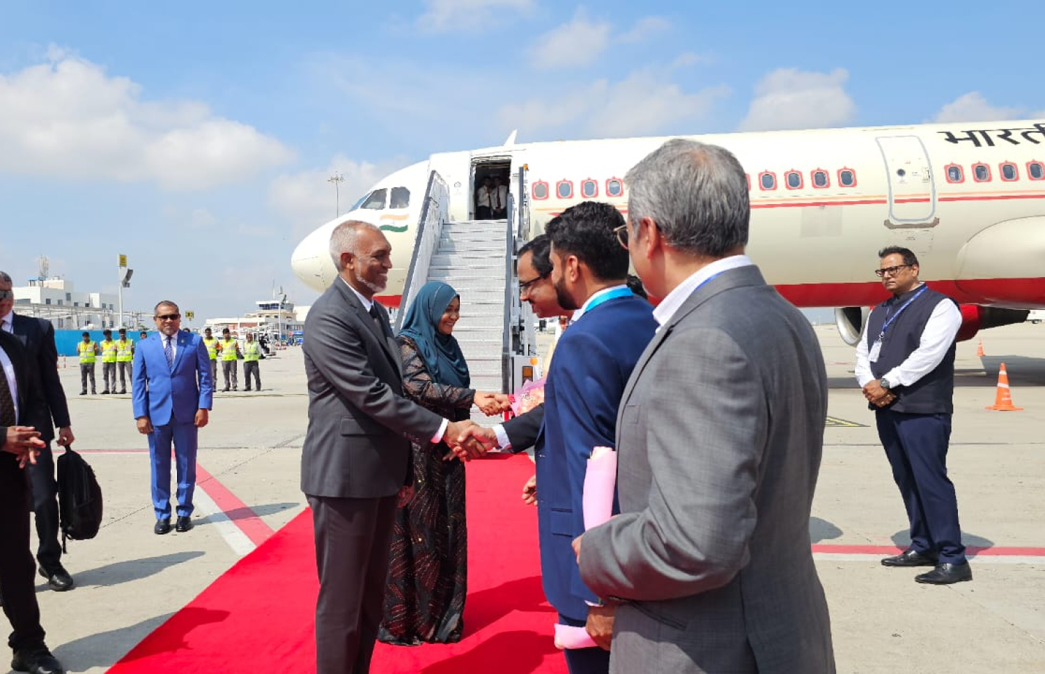 ރައީސް ޑރ. މުހައްމަދު މުއިއްޒަށް ބެންގަލޫރު އިންޓަނޭޝަނަލް އެއާޕޯޓުން މަރުހަބާ ދަންނަވަނީ.