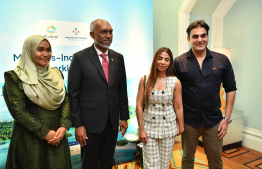 Bollywood actor Arbaaz Khan and his wife pose with the President and the first lady at an event held in Mumbai to promote Maldives tourism and business. --- Photo - President's Office