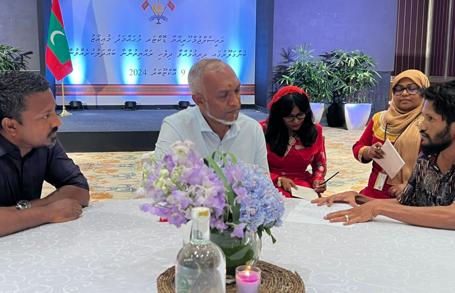 އަޖުހަދަށް ދިމާވެފައިވާ ހާދިސާ ރައީސް މުއިއްޒަށް މިދިޔަ ބުދަ ދުވަހުގެ ރޭ އަޖުހަދު ކިޔައިދޭއިރު ބަންޑާރަ ނައިބު އުޝާމް ވެސް އެ ވާހަކަ އަޑުއައްސަވަނީ: ރައީސް އެ ރޭ ވިދާޅުވީ، ވެފައިވާ ގޮތް ބަލައި ހައްލެއް ހޯއްދަވައި ދެއްވަން މަސައްކަތްޕުޅު ކުރައްވާނެ ކަމަށް.---ފޮޓޯ: އަހުމަދު ހަމްދޫން| މިހާރު