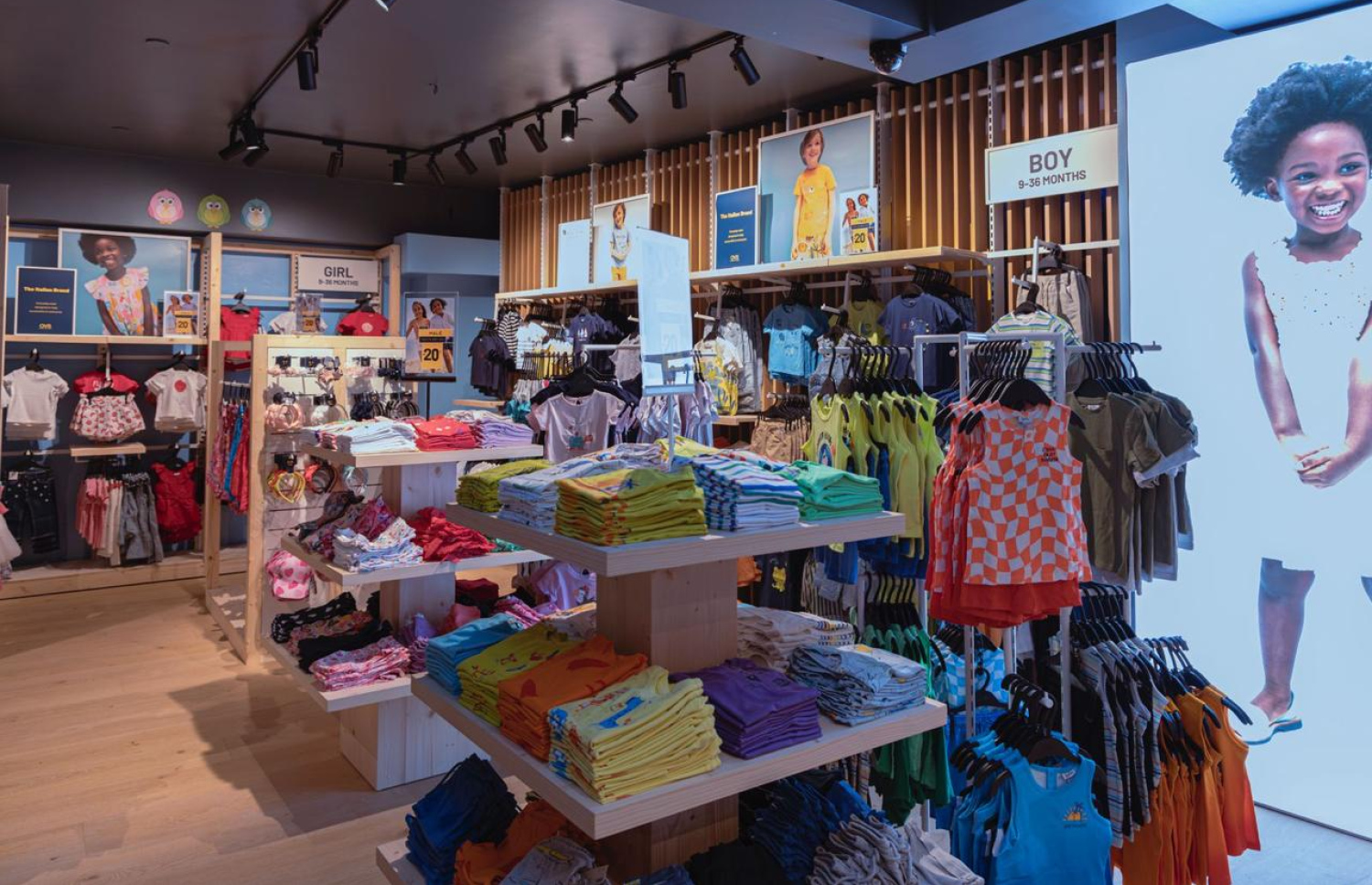 މިތަނުގައި ފުރަތަމަ ފްލޯ ހާއްސަކޮށްފައި ހުންނަނީ ކުޑަކުދިންގެ ހެދުމަށް.