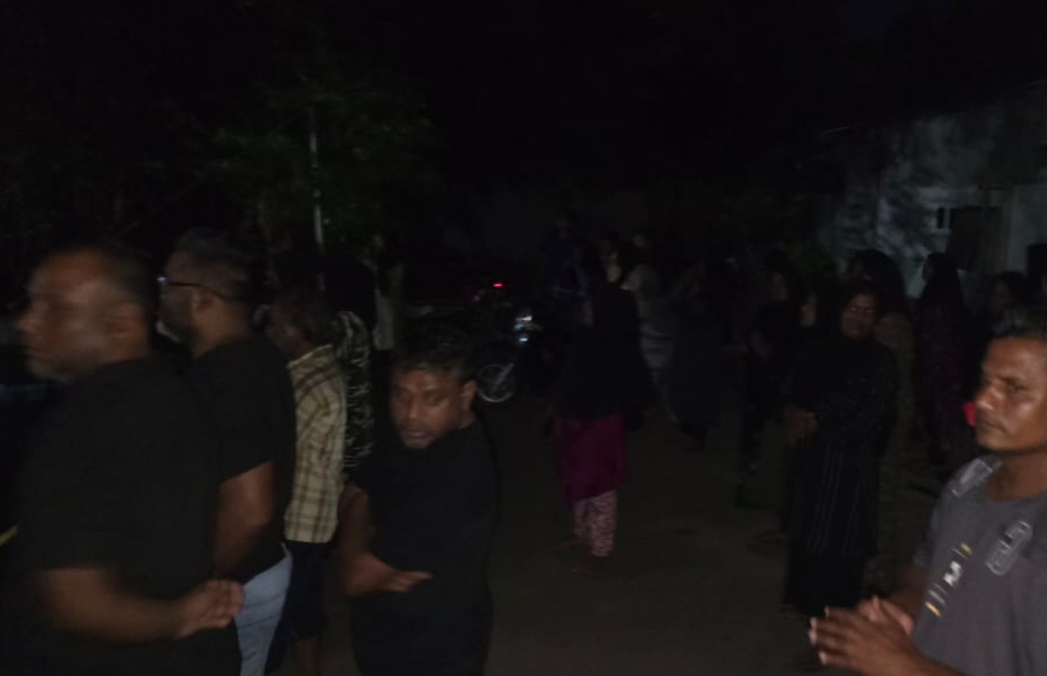 ތ.ވޭމަންޑޫގައި މުޒާހަރާ ކުރަމުންދާ ރައްޔިތުން.--