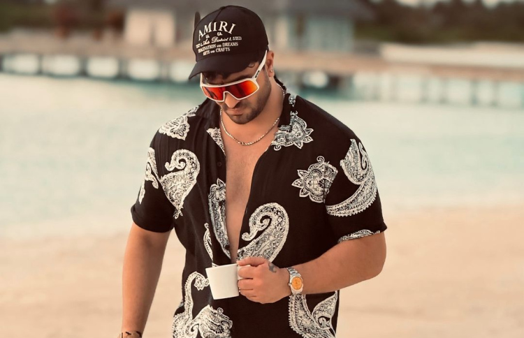 އަލީ، އާއިލާއާ އެކު ސަން ސިޔާމް އޮޅުވެލީގައި