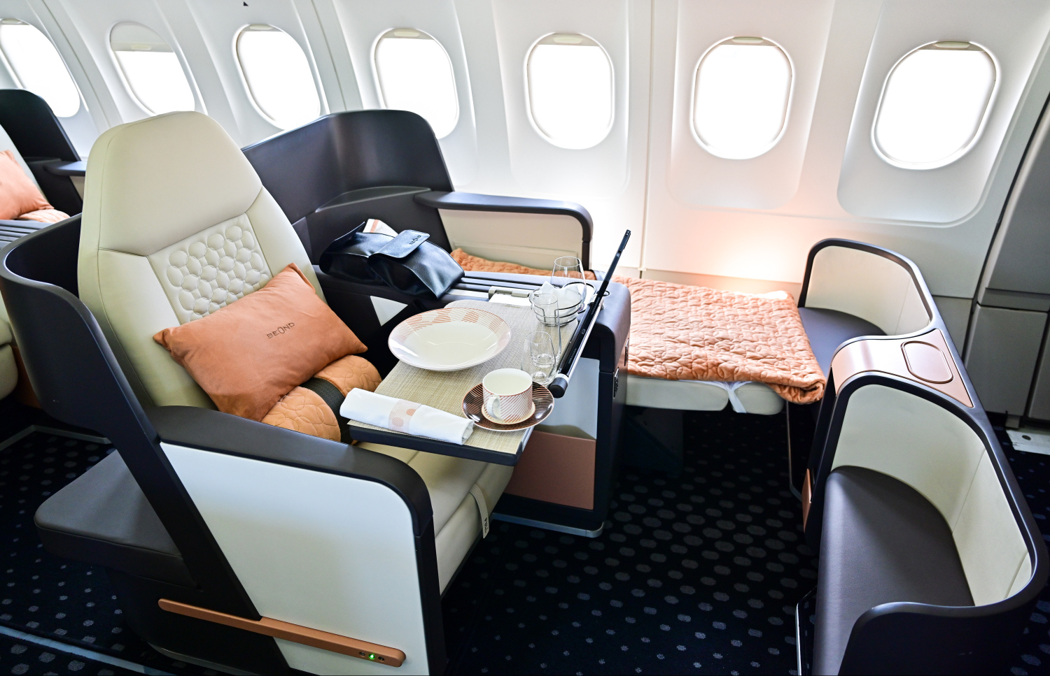 ލަގްޒަރީ އެއާލައިން "ބިއޯންޑް"އިން ހިދުމަތަށް ނެރުނު ދެވަނަ ފްލައިޓްގެ އެތެރެ ނޫސްވެރިންނަށް ދައްކާލަނީ -- ފޮޓޯ: ފަޔާޒު މޫސާ | މިހާރު