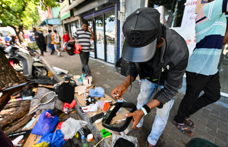 ސަލާންޖަހާ މީހުން ފަރުވާ އަށް ބަންދުކުރަނީ