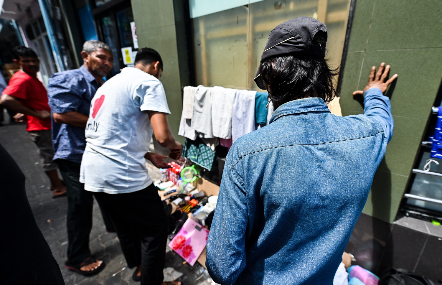 ބާޒާރުމަތީގައި ހުޅުވާފައިވާ 'ކުނިބުނީގެ ސްޓޯލަކުން' ބަޔަކު ވިޔަފާރި ކުރަނީ. -- ފޮޓޯ: ފަޔާޒު މޫސާ | މިހާރު