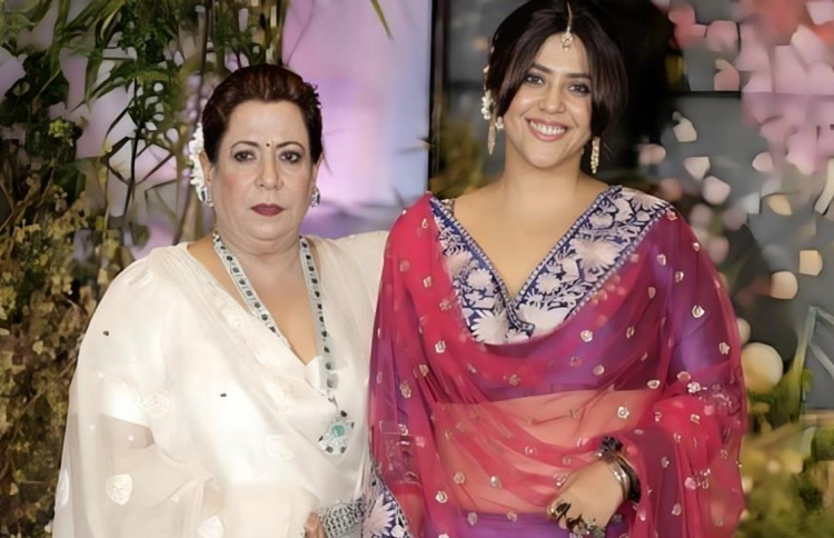 އެކްތާ އާއި އޭނާގެ މަންމަ ޕޮލިހަށް