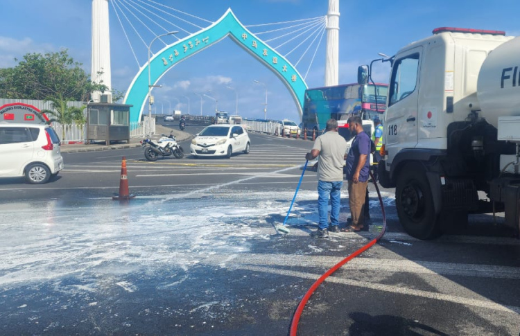 ބްރިޖު ކައިރިއަށް އެޅުނު ކުލަތައް ސިފައިން ސާފުކޮށްފި