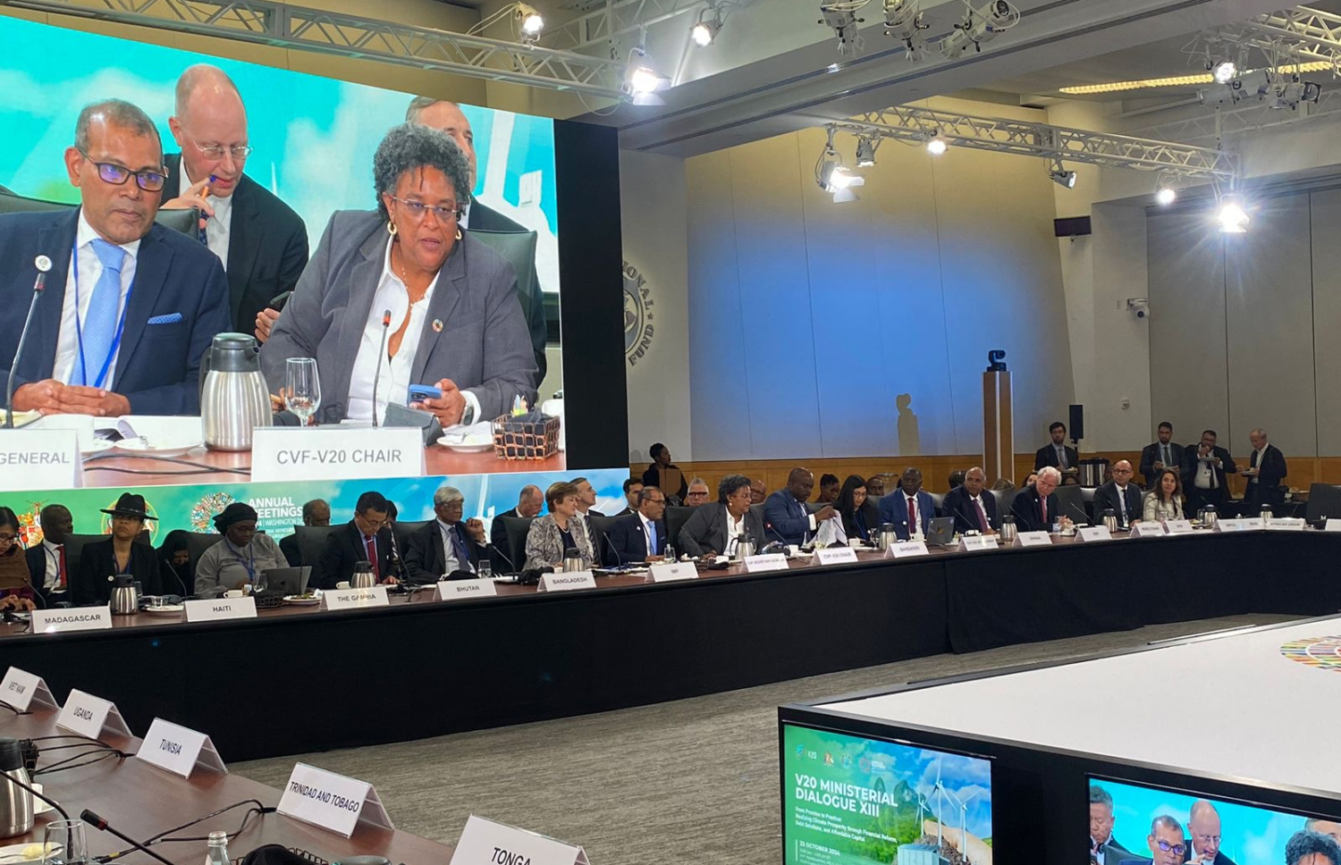 ވޯލްޑް ބޭންކާ އެކު ވީޓުވެންޓީން އެމެރިކާގައި ބޭއްވި ބައްދަލުވުމުގައި ކުރީގެ ރައީސް މުހައްމަދު ނަޝީދު ބައިވެރިވެވަޑައިގަންނަވަނީ.