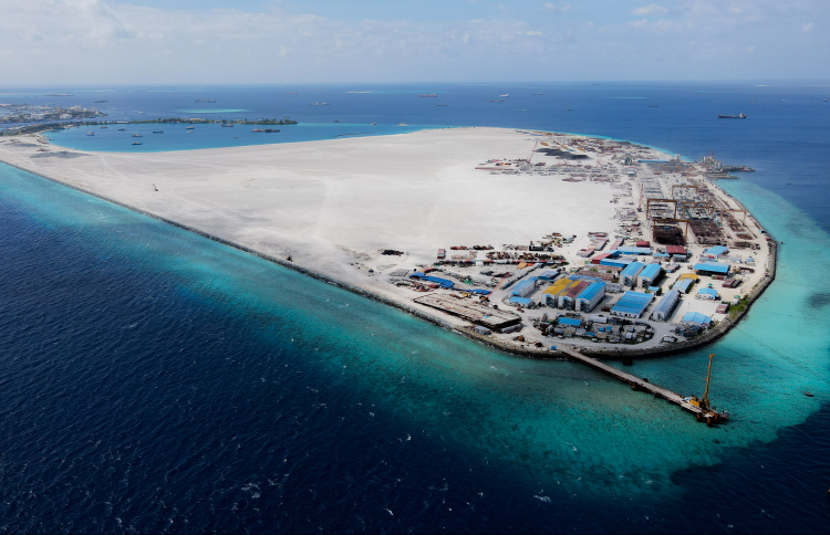 އާ ޕްލޭނަށް ގުޅިފަޅުން ގޯތި ދޭން އަލުން ގުރުއަތުލަނީ