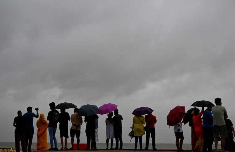 ތޫފާން ޑާނާ: މިލިއަން މީހުން ރައްކާތެރި ހިސާބުތަކަށް