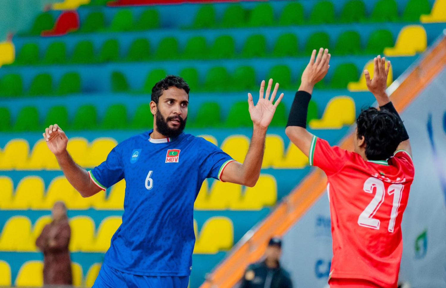 ތަޖިކިސްތާނާ ދެކޮޅަށް މިއަދު ކުޅުނު މެޗުގައި ރާއްޖޭގެ އާދަމް ފައިރޫޒް (ވ) އާއި ޒުވާން ލިބަރޯ އަހުމަދު މުޒުލިފް (ކ). -- ފޮޓޯ: ކާވާ